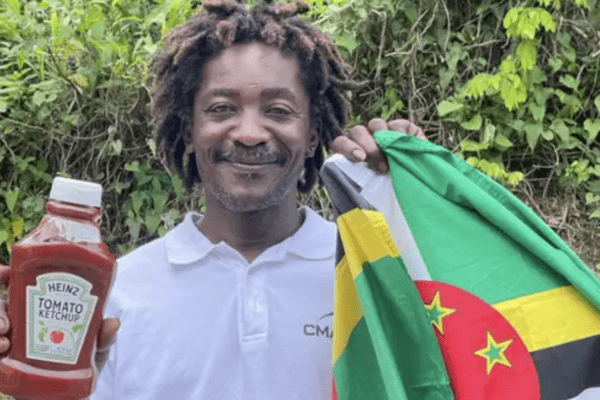 La storia di Elvis Francois, il marinaio sopravvissuto mangiando Ketchup: “Noi di Heinz vogliamo regalargli una barca nuova”