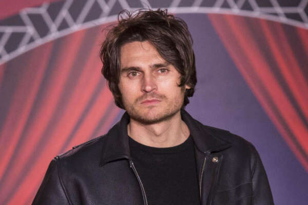 Chi è Angelo Duro, il comico siciliano sul palco della seconda serata di Sanremo 2023