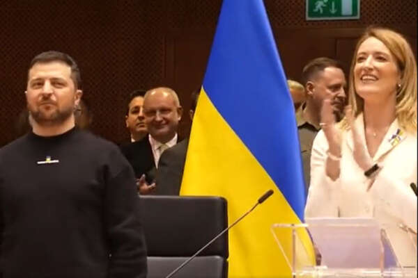 “L’Ucraina vincerà e sarà membro dell’Ue”, Zelensky si prende l’ovazione del parlamento e i jet di Metsola