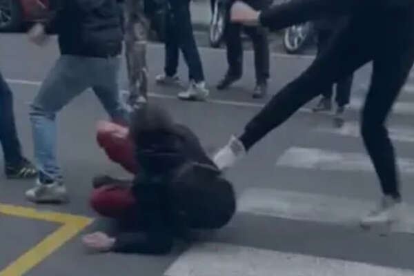 Aggressione al liceo di Firenze, Renzi e Letta insieme contro Meloni: “Ma era solo una rissa”