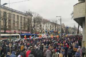 Alta tensione in Moldavia, filorussi in piazza contro la presidente Sandu: manifestanti tentano di entrare nella sede del governo