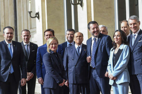 Meloni nei guai con gli alleati, la Lega si schiera con Berlusconi: basta armi a Zelensky