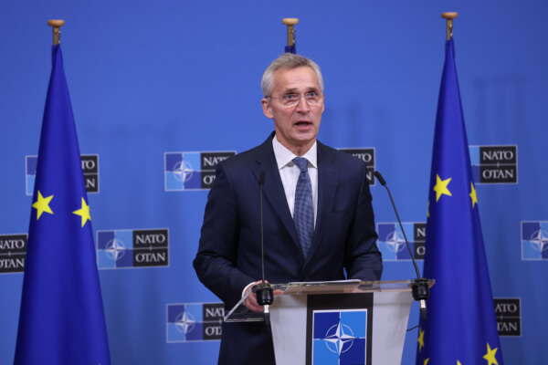 La Nato ordina agli alleati: “Bisogna produrre più armi” La Nato ordina agli alleati: “Bisogna produrre più armi”