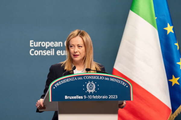 Meloni sveste i panni della Maddalena e vede solo barche e migranti: “Europa come Titanic”