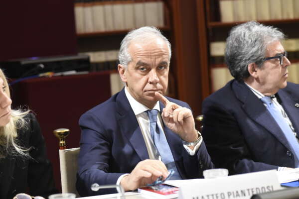 Piantedosi inadeguato, nuovo guaio per la Meloni