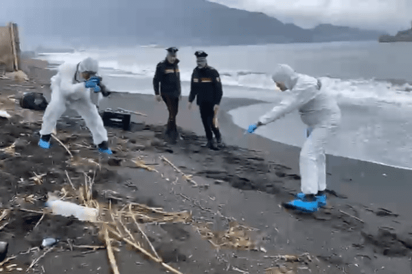 Uomo morto in mare, giallo a Torre Annunziata: la ferita alla testa e la pietra per farlo sparire, indagini per omicidio