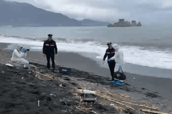 Sardegna, trovato cadavere senza testa sugli scogli a Stintino, corpo in mare per mesi: si cerca tra i dispersi
