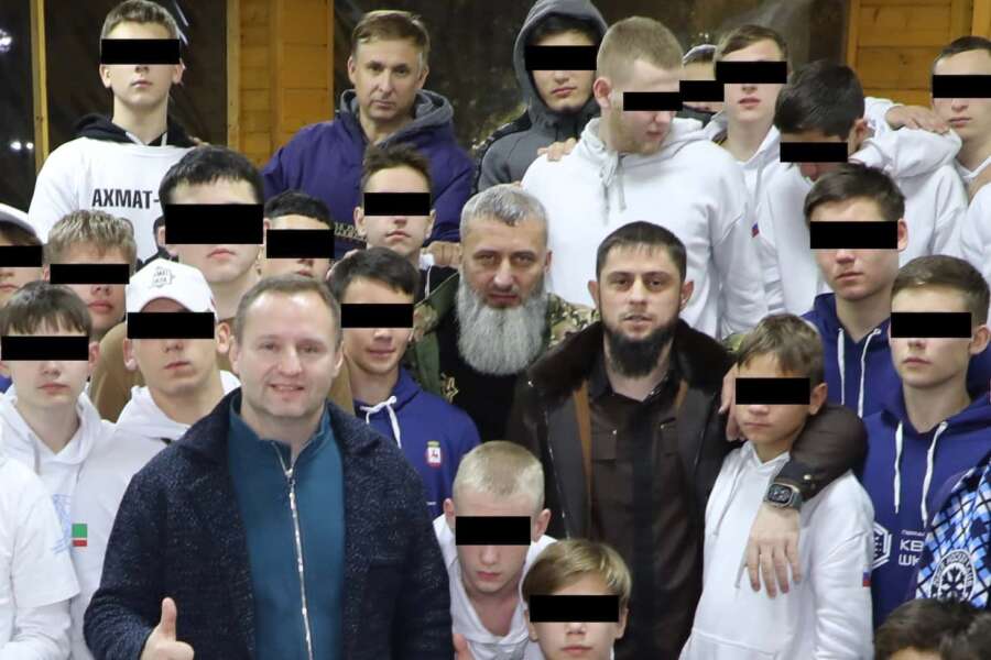I campi di “rieducazione” russi, 6mila bambini ucraini indottrinati dal Cremlino: “Addestrati all’uso delle armi”