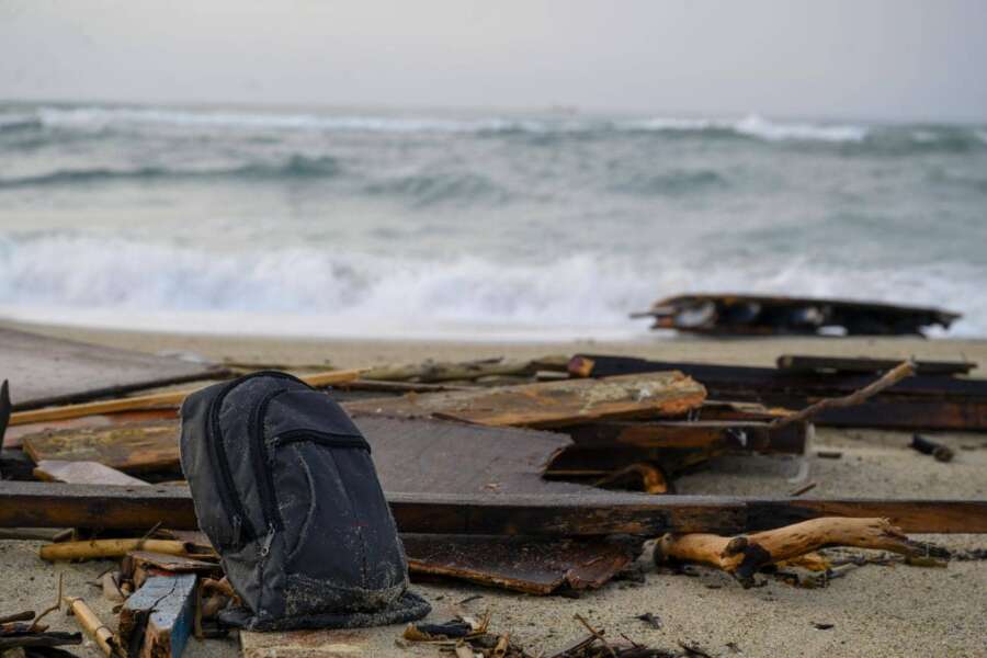 Strage di Cutro, le vittime salgono a 64: “Gettati in mare a 500 metri dalla spiaggia”, lo strazio dei sopravvissuti