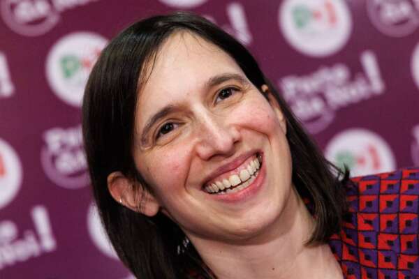 Chi è Elly Schlein, la nuova segretaria del Pd: la storia di famiglia, l’ascesa politica fino alla vittoria alle primarie