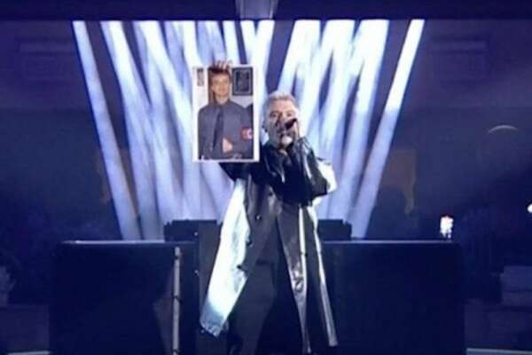 Fedez, il ‘dissing’ a Sanremo colpisce Bignami vestito da Hitler e la ministra anti-aborto Roccella: “Testo non concordato con la Rai”