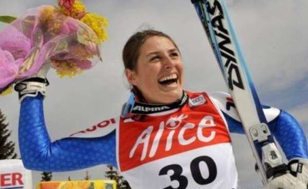 Addio alla sciatrice Elena Fanchini: la malattia, l’infortunio e la recidiva. Pochi giorni fa la dedica di Sofia Goggia