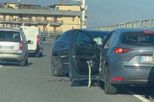 Frontale tra auto sulla Statale sorrentina, un morto e un ferito