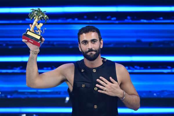 Marco Mengoni trionfa a Sanremo 2023: “Dedico la vittoria a tutte le donne”, la classifica definitiva
