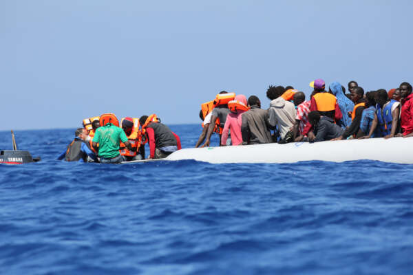 Sbarchi a Lampedusa, la Germania torna ad accogliere. Nell’hotspot 2500 migranti, domani von der Leyen in visita