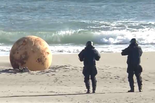 Risolto il mistero della palla apparsa su una spiaggia in Giappone,  la verità dopo giorni di indagini