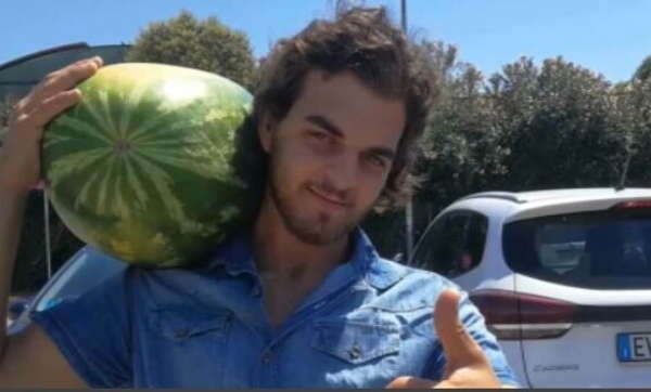 Trovato morto in casa un 27enne, giallo a Pesaro: “Accoltellato alla schiena, ha aperto la porta al suo killer”