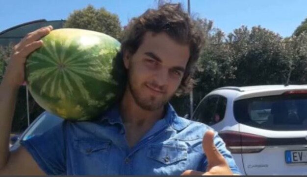 Trovato morto in casa un 27enne, giallo a Pesaro: “Accoltellato alla schiena, ha aperto la porta al suo killer”