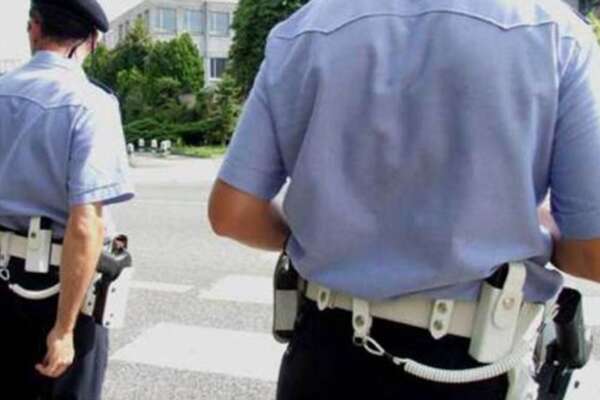 Picchiano per un’ora paziente in barella in ospedale, 4 vigili indagati per tortura: “Scambiato per spacciatore”