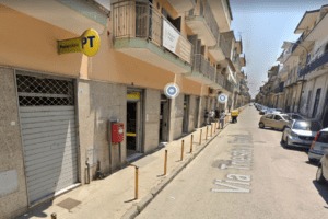 Rapina alle Poste, banditi sequestrano direttore, aprono cassaforte e volano via con 92mila euro