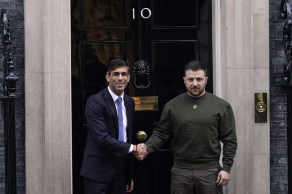 Zelensky vola a Londra a sorpresa, l’incontro con Sunak e la richiesta di jet: “Putin finisca davanti alla giustizia internazionale”