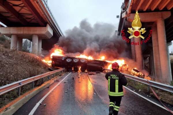 Tir precipita da viadotto sull’A1 e prende fuoco, morto sul colpo l’autista: chiuso tratto dell’autostrada
