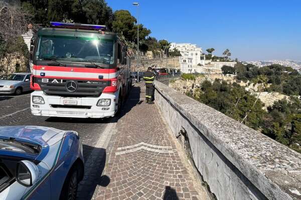 Posillipo, giovane precipita nel vuoto: “E’ vivo”, corsa in ospedale