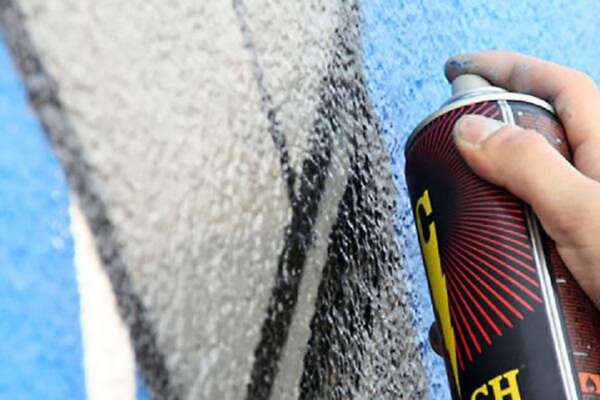 Writer travolto da treno dopo aver realizzato la scritta “Pace” a pochi metri dai binari