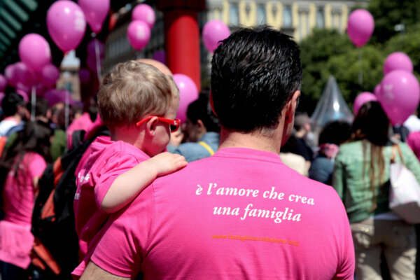 Negati i diritti ai figli delle coppie gay: l’Italia come l’Ungheria