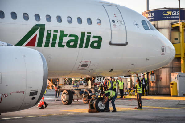Alitalia è ancora un buco nero di soldi, la Commissione Ue: “Illegale prestito di Stato da 400 milioni nel 2019”