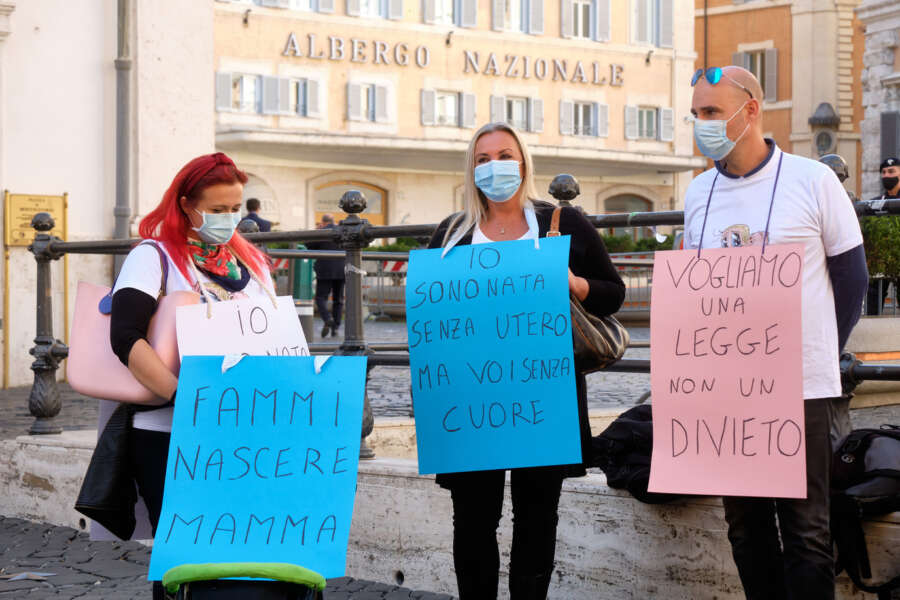 Gravidanza per altri: la destra lancia l’assalto alla Costituzione