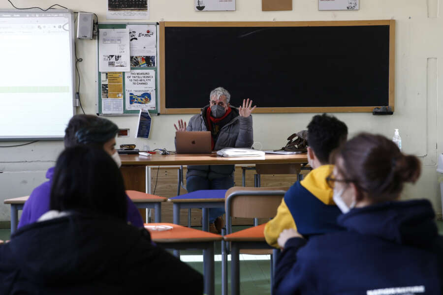 Foto Cecilia Fabiano/ LaPresse  10 Gennaio 2022  Roma (Italia) Cronaca :  Primo giorno  di rientro a scuola   Nella Foto : il liceo Isacco Newton  Photo Cecilia Fabiano/ LaPresse January , 10 2022  Rome (Italy)  News :  First day at school after Christmas Eve   In The Pic : Isaac Newton high school