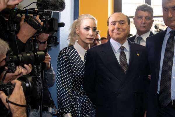 Stravolgimenti in Forza Italia, Berlusconi: “Marta Fascina? La linea di Forza Italia la detto io” Stravolgimenti in Forza Italia, Berlusconi: “Marta Fascina? La linea di Forza Italia la detto io”