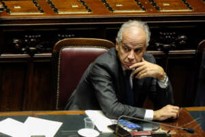 Scontri di Pisa, l’intervento di Piantedosi alla Camera: “No a processi sommari contro la polizia”