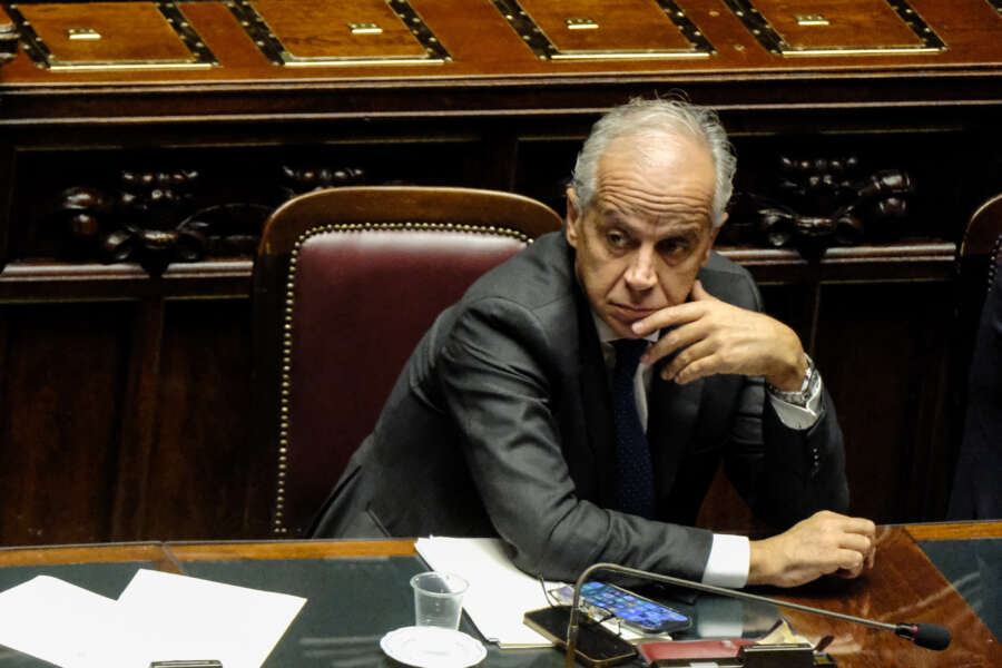 Scontri di Pisa, l’intervento di Piantedosi alla Camera: “No a processi sommari contro la polizia”