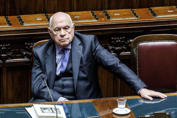 Stop al reato di tortura, Nordio fa un mezzo passo indietro