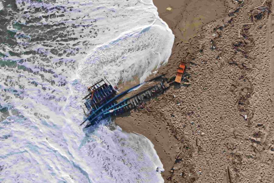 “Un bimbo di tre anni mi è morto tra le braccia”, il racconto della strage di Cutro di un pescatore