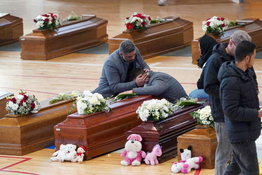 Perché i migranti non sono stati soccorsi, di chi è la responsabilità del naufragio di Cutro