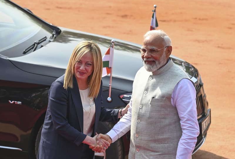 Meloni in India al G20, l’incontro con Modi: “Chissà che non raggiunga le sue vette di consenso”