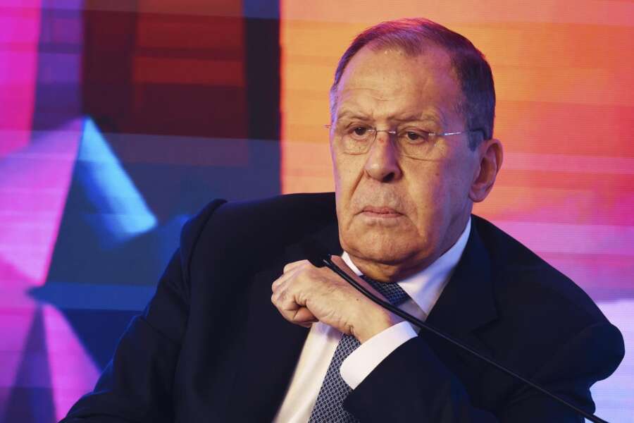 “Vogliamo fermare la guerra scatenata usando l’Ucraina”, così Lavrov fa ridere il pubblico in sala