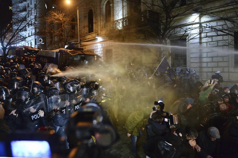 Georgia tra Europa e Putin, la legge sugli “agenti stranieri” fa scoppiare la protesta: Tbilisi a ferro e fuoco