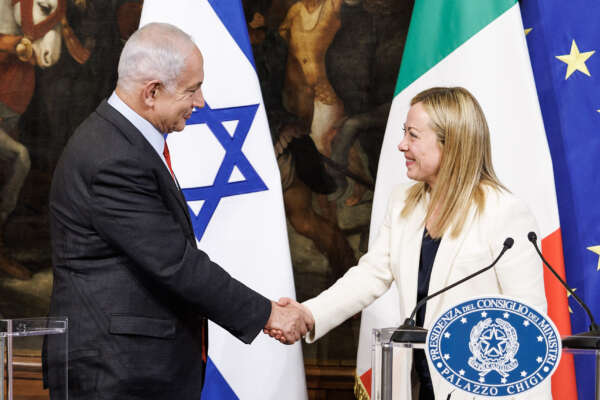 In Israele chiedono le proteste, ma la Meloni si inchina a Netanyahu In Israele chiedono le proteste, ma la Meloni si inchina a Netanyahu