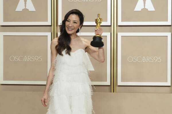 Chi è Michelle Yeoh, la prima attrice asiatica a vincere un Oscar: “Lo dedico a mia madre e a tutte le mamme del mondo, le vere super eroine”