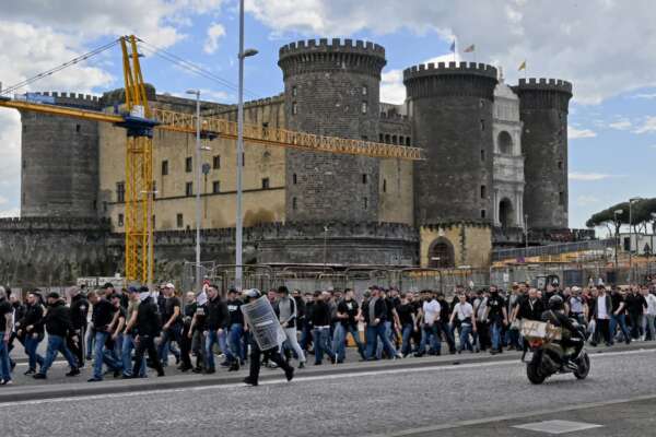 Perché i tifosi del Napoli e quelli dell’Eintracht Francoforte sono rivali: gli scontri e la guerriglia in città