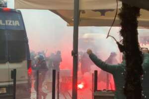 L’autogol di Piantedosi, vieta lo stadio per ordine pubblico ma i tifosi dell’Eintracht Francoforte invadono Napoli: scontri e devastazione