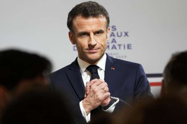 Riforma delle pensioni in Francia, Macron salvo per soli 9 voti