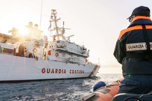 Giù le mani dalla Guardia Costiera: Salvini si dimetta per salvarla