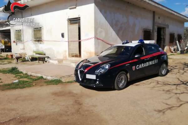 Marito e moglie uccisi in casa, il giallo di Antonio e Caterina: “Freddati con un colpo alla testa”