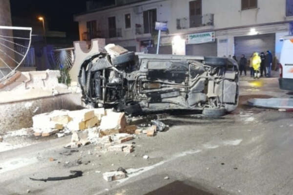 Forza posto di blocco e si schianta: muore giovanissimo, ferita ragazza incinta