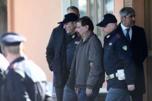 La denuncia di Cesare Battisti: “Aggredito dagli agenti in cella” La denuncia di Cesare Battisti: “Aggredito dagli agenti in cella”